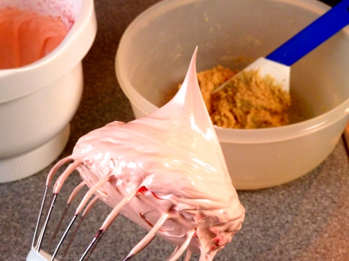 Die gefärbte Meringue und Mandelpaste.