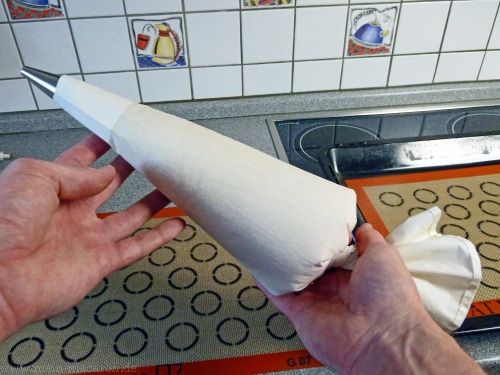 Gefüllter Spritzbeutel it Macaronteig.