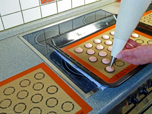 Der Macaronteig wird aufgespritzt.