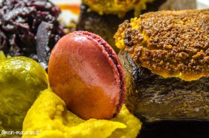 Macarons mit Preiselbeeren und Birne.