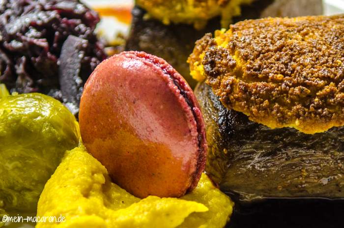 Macarons mit Preiselbeeren und Birne.