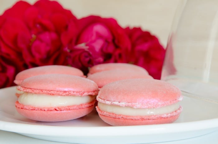 Macarons mit Rosen und Litschi.