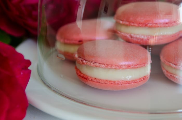 Macarons mit Rosen und Litschi.