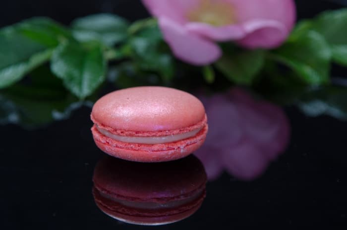 Macarons mit Rosen und Litschi.