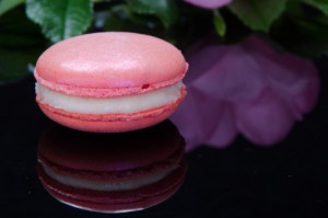 Macarons mit Rosen und Litschi.