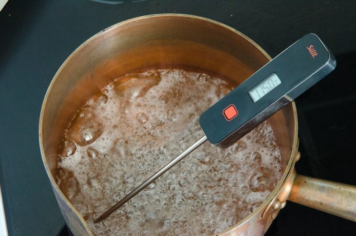 Macarons mit Rosen und Litschi.