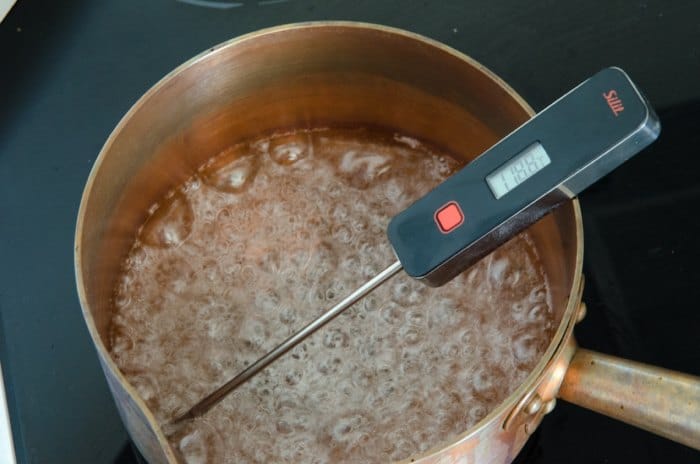 Macarons mit Rosen und Litschi.