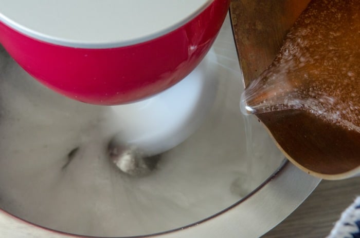 Macarons mit Rosen und Litschi.