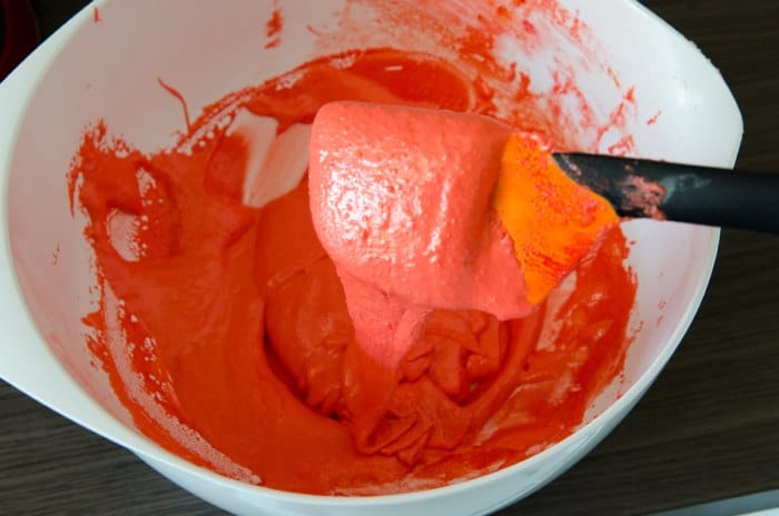 Macarons mit Rosen und Litschi.