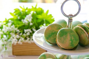Macarons mit Waldmeister-Mousse.