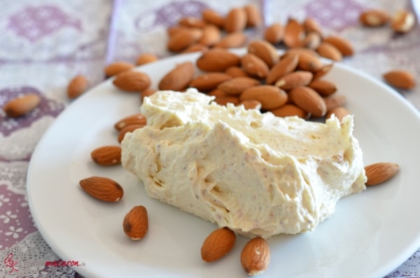 Buttercreme aus Mandeln und Mandelpudding