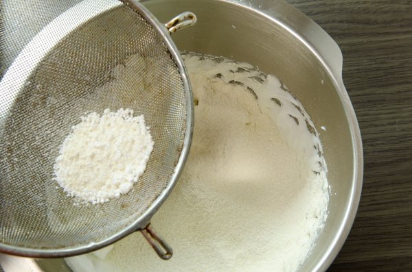 Mandelmehl und Puderzucker werden direkt über den Eischnee gesiebt.