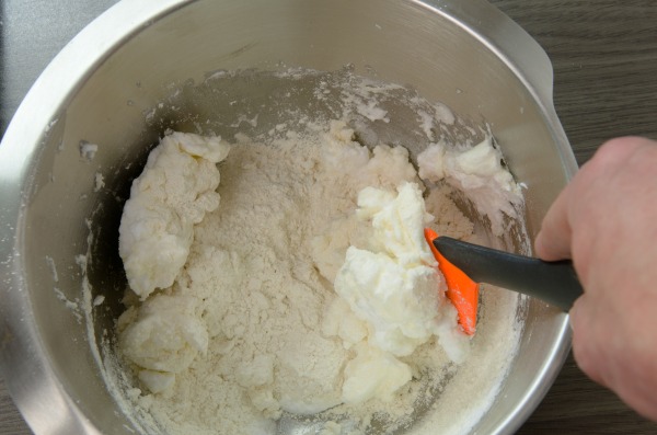 Mandelmehl und Puderzucker werden unter die Meringue gehoben.