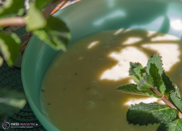 Minz-Mousse aus weißer Kuvertüre und frischer Minze.