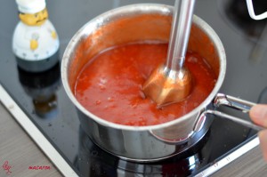 Mirabellen-Marmelade, die fertige Marmelade wird püriert.