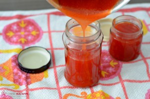 Mirabellen-Marmelade in Gläser abfüllen.