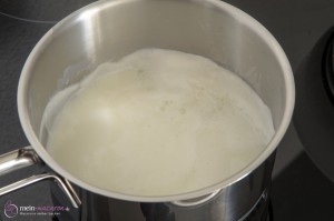Milch aufkochen.