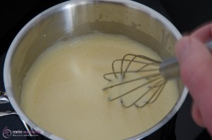 Milch mit Eigelben zum Stocken bringen.