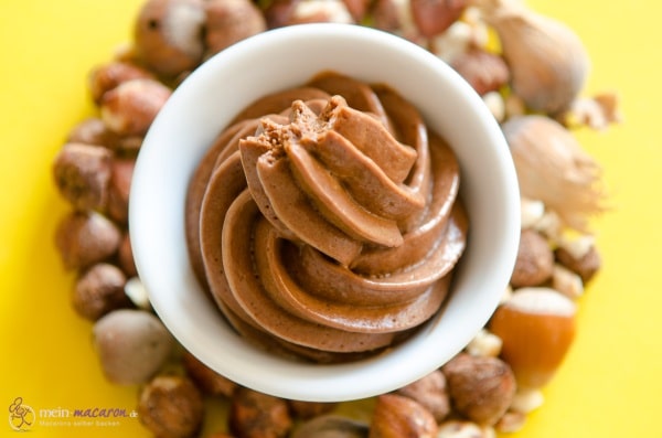 Nougat-Mousse mit Zartbitterkuvertüre