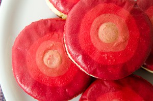 Ombre-Macarons mit Rhabarbermousse.