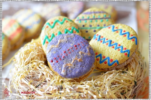 Ostereier-Macarons bunt bemalt