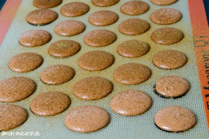 Macaron-Tupfen mit Lebkuchengewürz abgepudert.