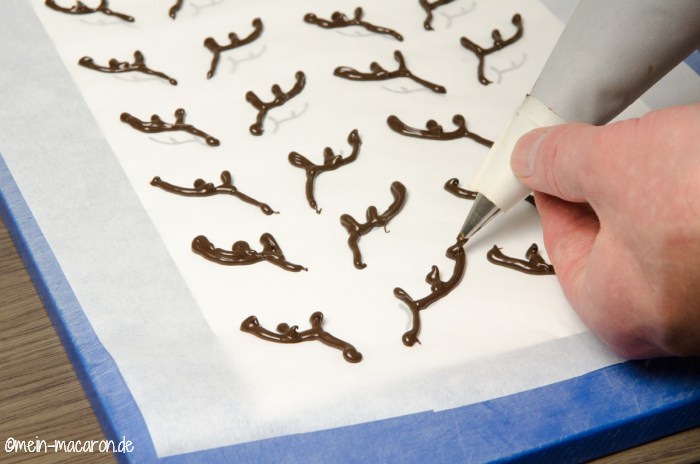 ... aus aufgelöster Kuvertüre ein Geweih aufspritzen.