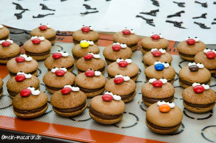 Macarons zusammen setzen.