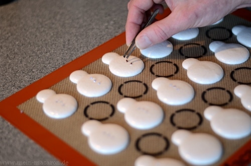 Der Schneemann bekommt seine Knöpfe.