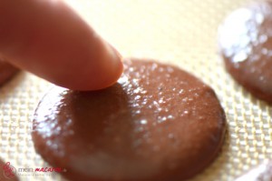 Schoko-Macarons, Schritt 11 Tupfen trocknen lassen.