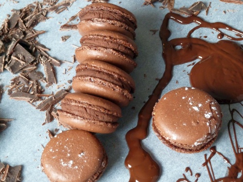 Schoko-Macarons mit aufgeschlagener Ganache gefüllt