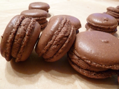 Schoko-Macarons mit Ganache gefüllt.