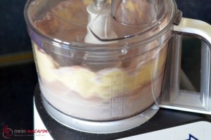 Schoko-Macarons, Schritt 2 Mandeln mit Puderzucker und Kakaopulver mahlen.