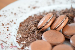 Schoko-Macarons mit Stracciatella-Ganache