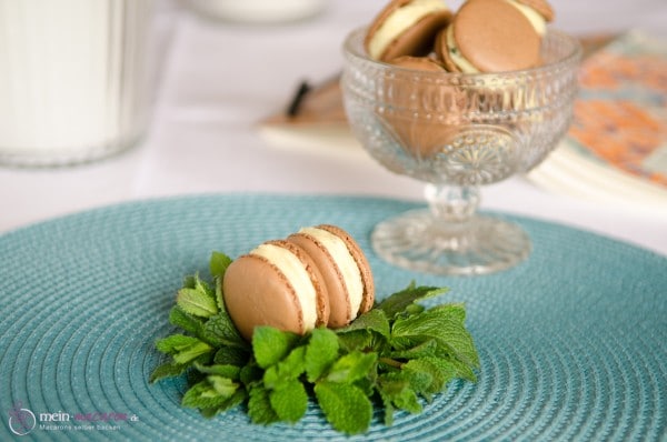 Macarons aus italienischer Meringue und Zartbitterkuvertüre.