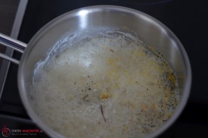 aufgekochte Sahne mit Gewürzen