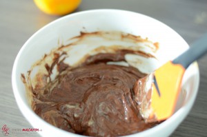 Die Ganache wird glatt gerührt.