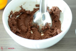 Ganache mit Mixstab homogenisieren.