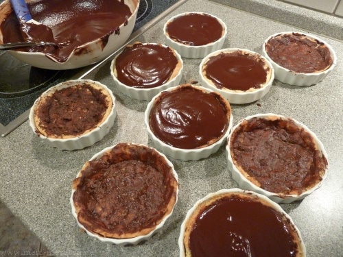 Die Tartelettes werden gefüllt.