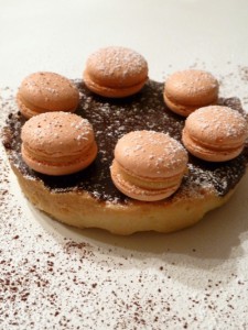 Schokotarte mit Gewürzorangen-Macarons