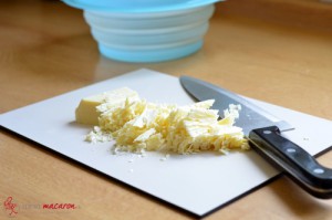Stracciatella-Ganache, Schritt 1, Kuvertüre hacken.