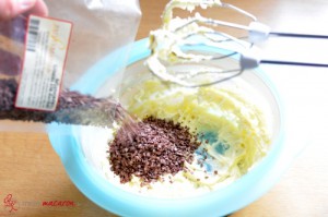 Stracciatella-Ganache, Schritt 9, gehackte Kuvertüre unterheben.