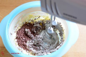 Stracciatella-Ganache, Schritt 10, gehackte Kuvertüre einarbeiten.