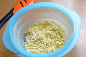 Stracciatella-Ganache, Schritt 2, Kuvertüre in Schüssel umfüllen.