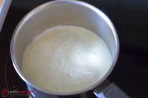 Stracciatella-Ganache, Schritt 3, Sahne aufkochen.
