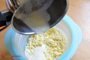 Stracciatella-Ganache, Schritt 4, Sahne über Kuvertüre gießen.