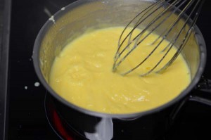 Die Mascarpone Creme kocht auf und blubbert.