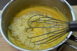 Die Kuvertuere schmilzt in der heißen Mascarpone.