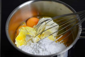 Mascarpone, Eier und Puderzucker im Topf.