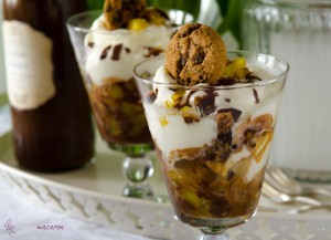 Trifle mit Schoko-Cookies und Karamellsoße
